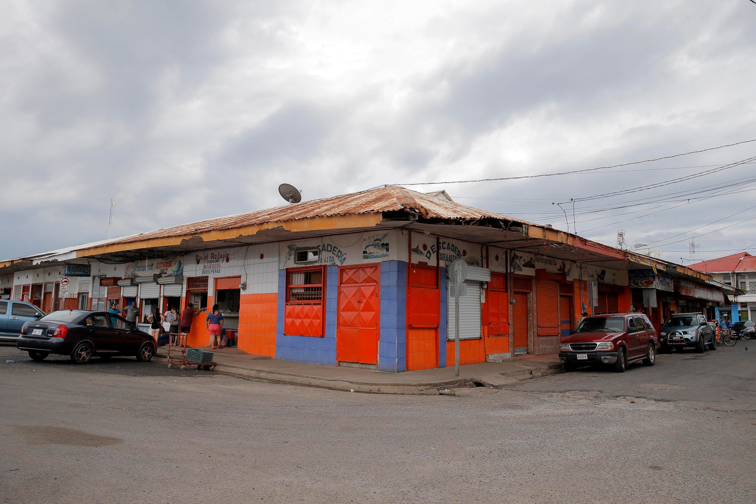 MERCADO MUNICIPAL DE PUNTARENAS SUCUMBE ANTE EL ABANDONO