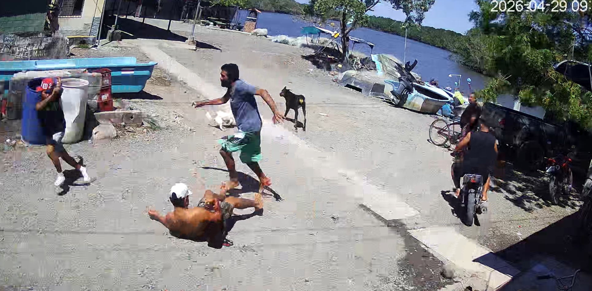CAMARA DE SEGURIDAD CAPTA BRUTAL HOMICIDIO EN CHOMES DE PUNTARENAS